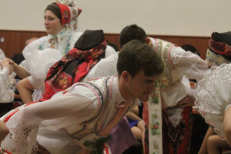 Krojový ples v Hovoranech doprovázela dechová hudba Stříbrňanka.