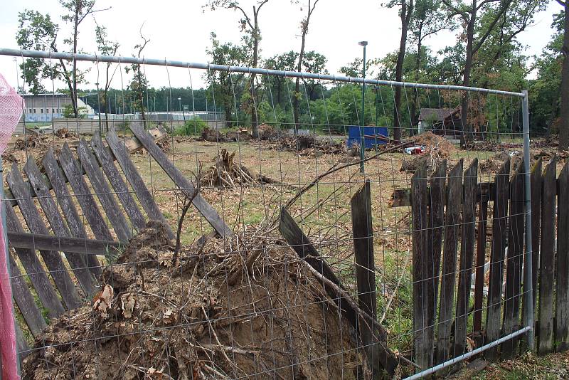 Poničené oplocení hodonínské zoologické zahrady tři týdny po tornádu.