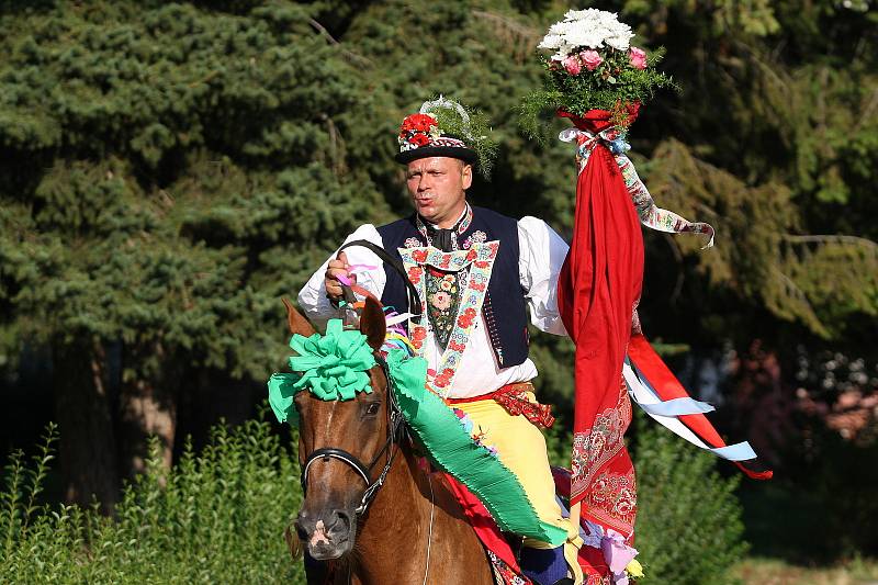 Kyjovští slavili jubilejní Slovácký rok. Stovku vítali hudbou, vínem a koňskou jízdou sedmičlenného skoronského banderia.