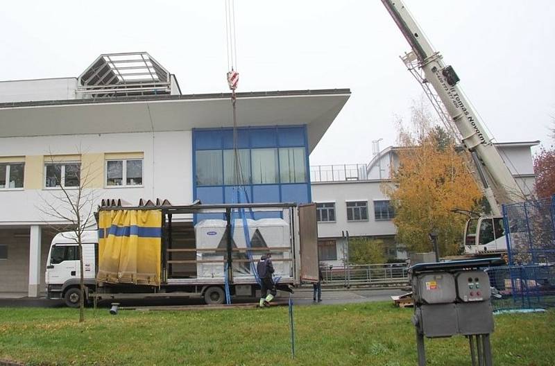 Instalace nové klimatizační jednotky do budovy hodonínské nemocnice.