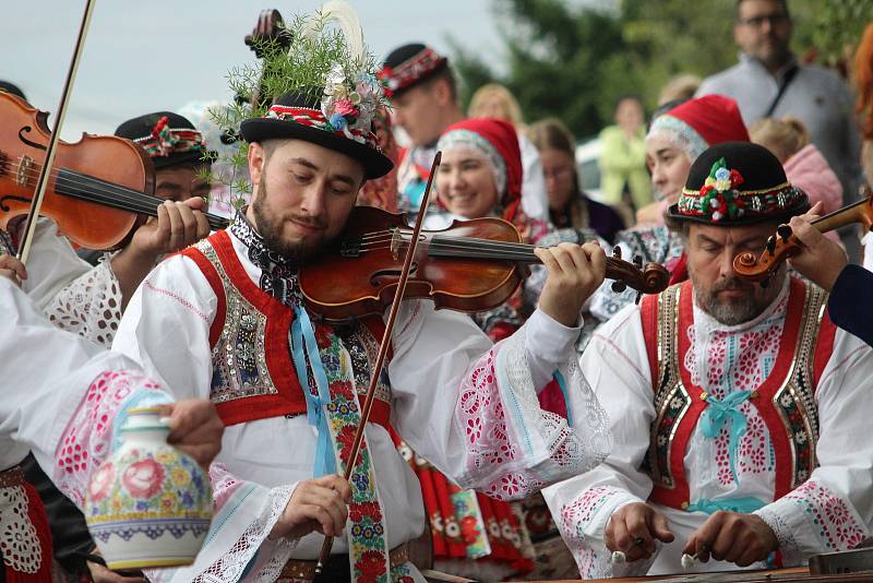 Nedělní hodový průvod ke stárkovi ve Vacenovicích.