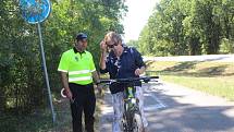 Kontrola cyklistů a vybavení jejich kol strážníky na cyklostezce mezi Dubňany a Hodonínem