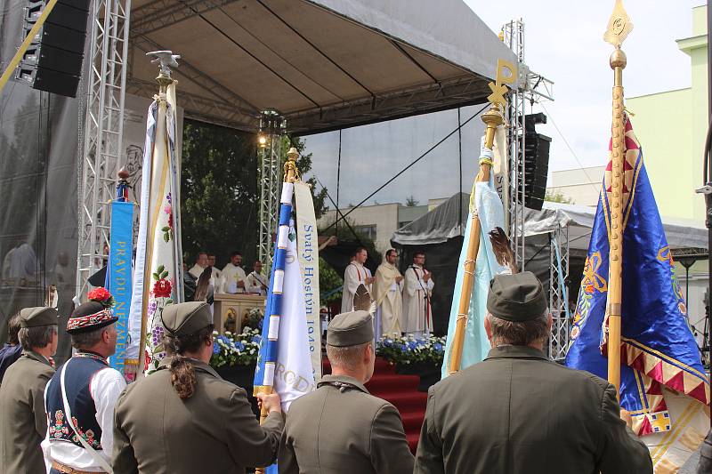 Primiční mše na náměstí v Kyjově novokněze a místního rodáka Filipa Hochmana.