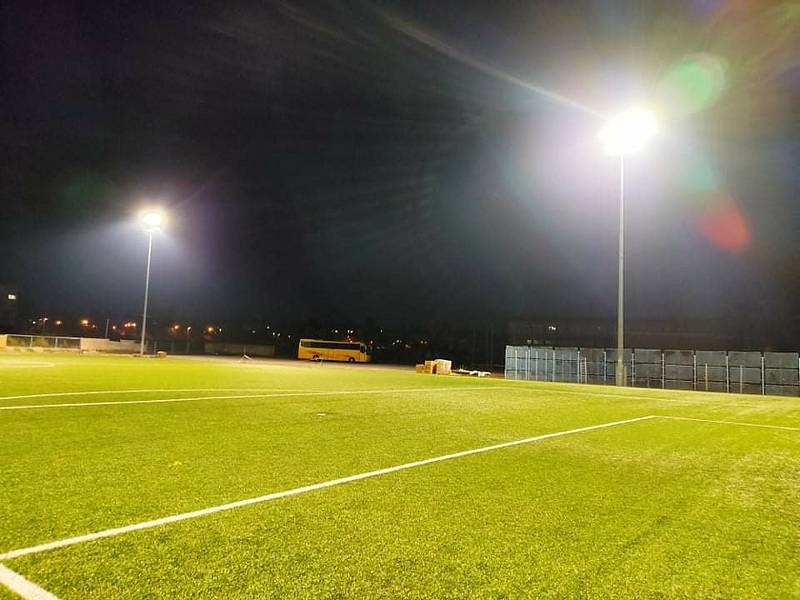 Hodonínští fotbalisté mají nad umělým hřištěm nové osvětlení.
