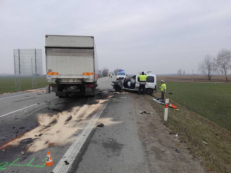 Tragické následky má dopravní nehoda, která se stala v úterý ráno na silnici první třídy u Hodonína. Po nárazu do kamionu tam v osobním autě zemřel jeho řidič.