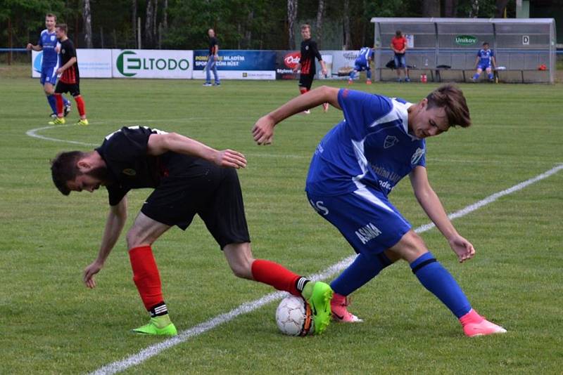 Fotbalisté Vracova (v modrých dresech) se s okresním přeborem rozloučili porážkou s Dolními Bojanovicemi 2:8.