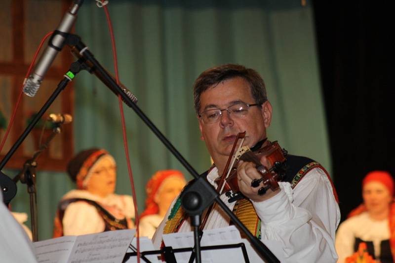 V sobotu večer se lidem ve Ždánicích představilo šest folklorních souborů