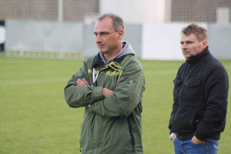 Fotbalisté Mutěnic (ve žlutém) porazili v derby vedoucí Bzenec 1:0. Jediný gól šlágru 16. kola krajského přeboru vstřelil v 15. minutě domácí záložník Lukáš Koplík. Atraktivní duel sledovalo 480 diváků.