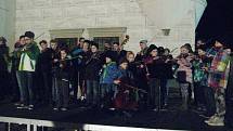 Před kyjovskou radnicí zazpívali a zahráli koledy děti i dospělí pod vedením ředitele Základní umělecké školy Kyjov Petra Petrů. Svou přítomností a zpěvem je podpořilo na sto diváků.