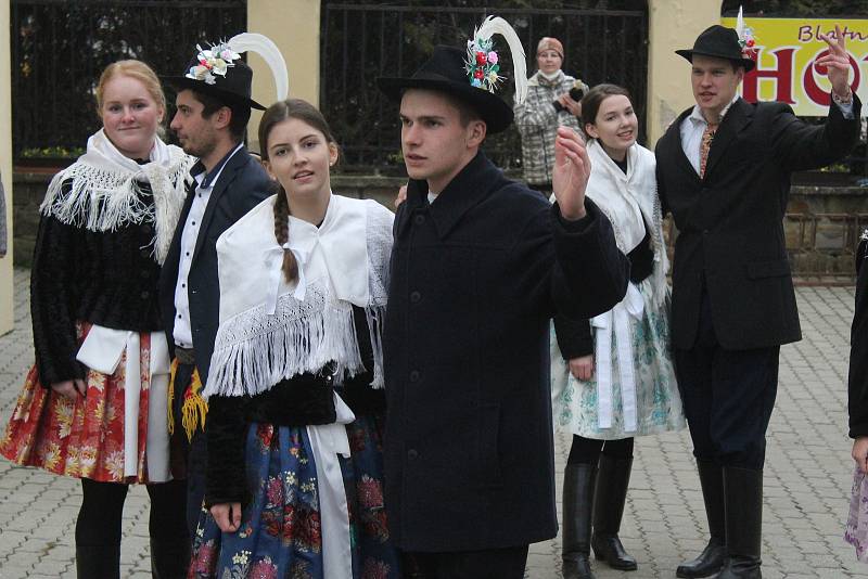 Hodové sobotní odpoledne s krojovanou chasou v Blatnici pod Svatým Antonínkem.