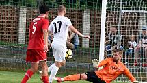 V předkole domácího poháru MOL Cup vyhráli fotbalisté Sokola Lanžhot (bílé dresy) nad FK Hodonín 3:1.