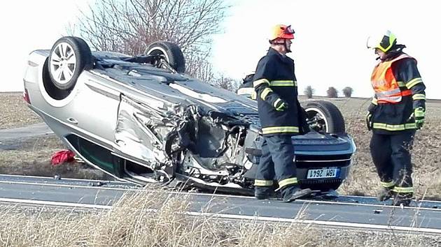 U Archlebova na Hodonínsku se v pátek srazila tři auta. Jedno z nich skončilo na střeše.