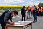 Na dvě stě padesát Čechů a Slováků se sešlo na hranici Sudoměřice - Skalica. Protestovali za znovuotevření hranic a podepisovali také petici.