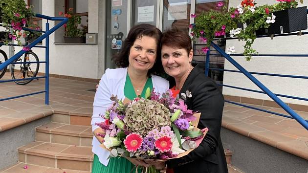 Senátorka Eva Rajchmanová (v zelených šatech) s dosluhující senátorkou a ministryní životního prostředí Annou Hubáčkovovou.
