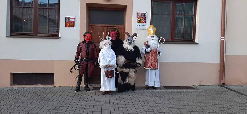 Děti z Dětského domova ve Strážnici měly ze sladkostí od Mikuláše a dárků od Ježíšky radost. FOTO: Archiv domova