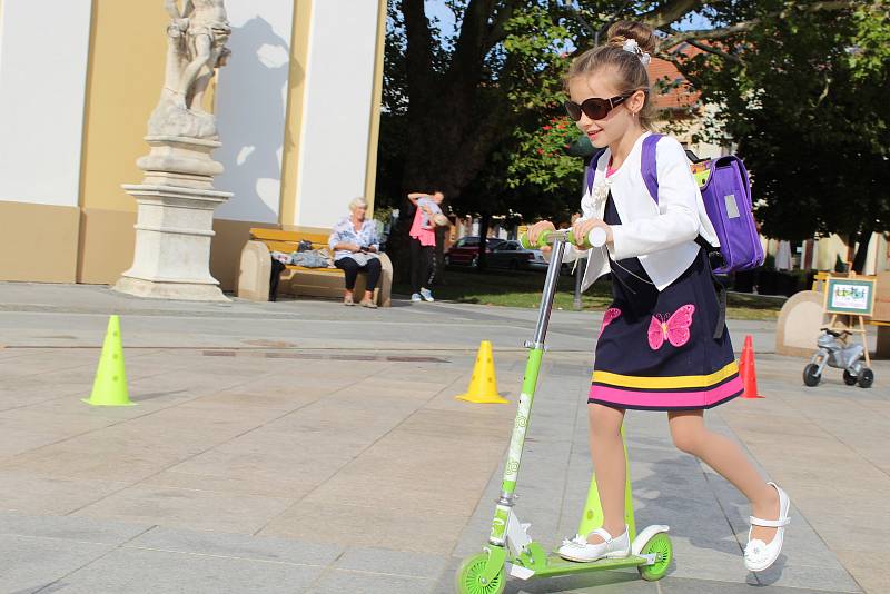 Místostarosta Jiří Janda pasoval před hodonínskou radnicí letošní prvňáčky