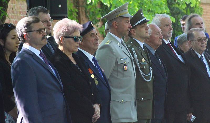 Ve společném hrobu vojáků Rudé armády na městském hřbitově v Hodoníně spočinuly ostatky majora sovětského letectva Ivana Stěpanoviče Nikolajeva.