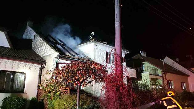 Hasiči v noci likvidovali požár střechy rodinného domu v Zarazicích.