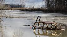 U Rohatce zatím povodně nehrozí. Morava je v těchto místech ještě částečně zamrzlá. Lidé ale chodí řeku kontrolovat.
