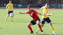 Fotbalisté Hodonína (červeno-černé dresy) ve 21. kole MSFL doma zdolali vedoucí Kroměříž 1:0. Foto: pro Deník/Jaroslav Kolísek