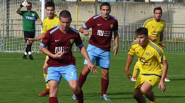 Ratíškovice ovládly derby v Mutěnicích. Díky dvěma pokutovým kopům -  Hodonínský deník