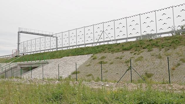 Stavbaři osazují konstrukce ptačích sítí v úseku D55 mezi Moravským Pískem a Starým Městem. Pokračují také práce na mostech.