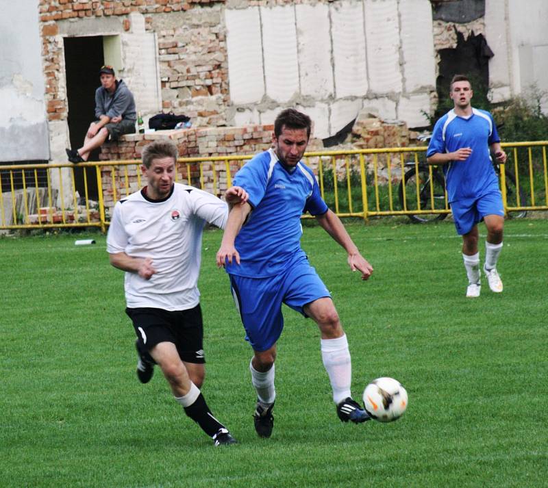 Derby fotbalistů Dolních Bojanovic (v bílém) se Starým Poddvorovem skončilo remízou 1:1. Mladý ratíškovický rozhodčí Adam Kordula navíc v závěru vyloučil dva hráče.