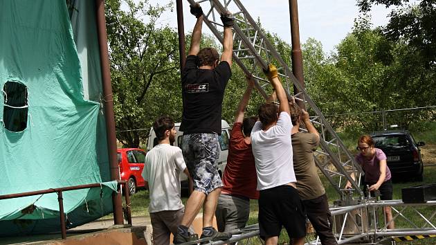 Na střelnici za Tasovem připravovali areál pro Besedu u bigbítu, aby v pátek ve tři hodiny mohli dovnitř první návštěvníci.