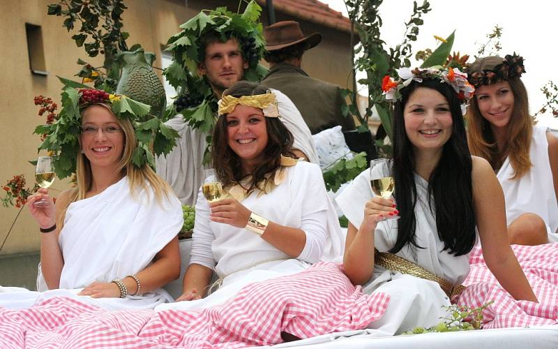 Průvodem začalo v sobotu hlavní pásmo vinobraní ve Bzenci. Představilo se několik folklorních souborů, mezi kterými nechyběli ani zahraniční hosté. Tradičně ulicemi projela také kněžna nebo Bakchus s nymfami.