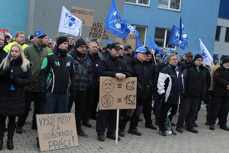 Kolem tří set padesáti nespokojených zaměstnanců demonstrovalo proti nízkým mzdám před hodonínskou armaturkou.