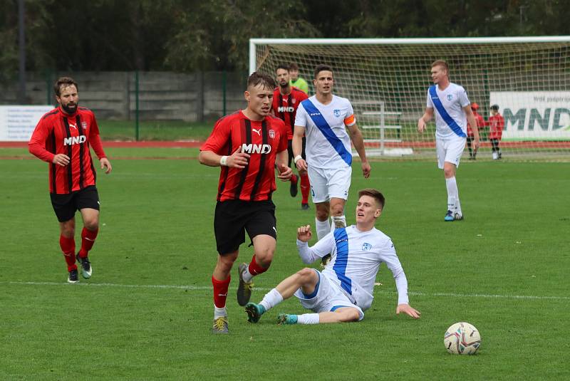 Hodonínští fotbalisté (v červeném) remizovali s Frýdkem-Místkem 1:1.