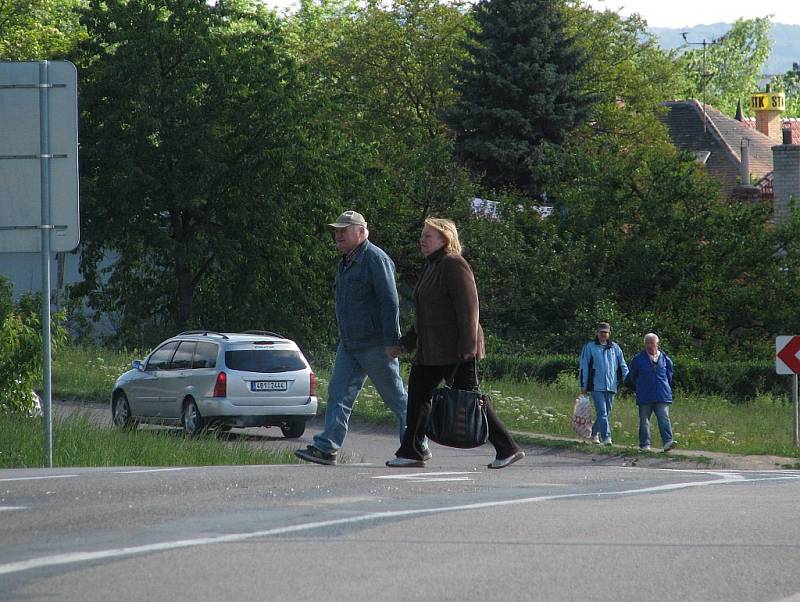 S pěšími se nepočítalo. Ke Kauflandu chodí podél silnice, nebo ji nekontrolovaně přebíhají.