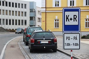 Nová dopravní značka K+R před kyjovským gymnáziem.