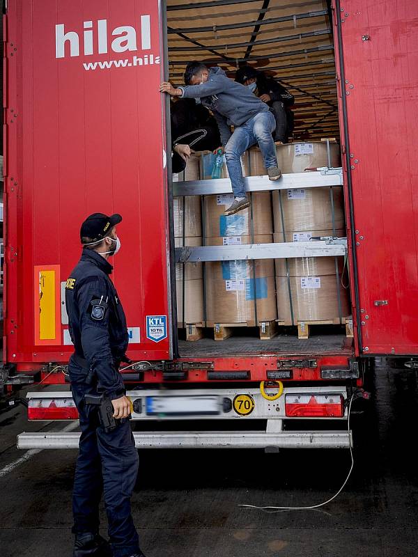 Cesta cizinců skončila v Lanžhotě. Z kamionu přestoupili do policejní dodávky.