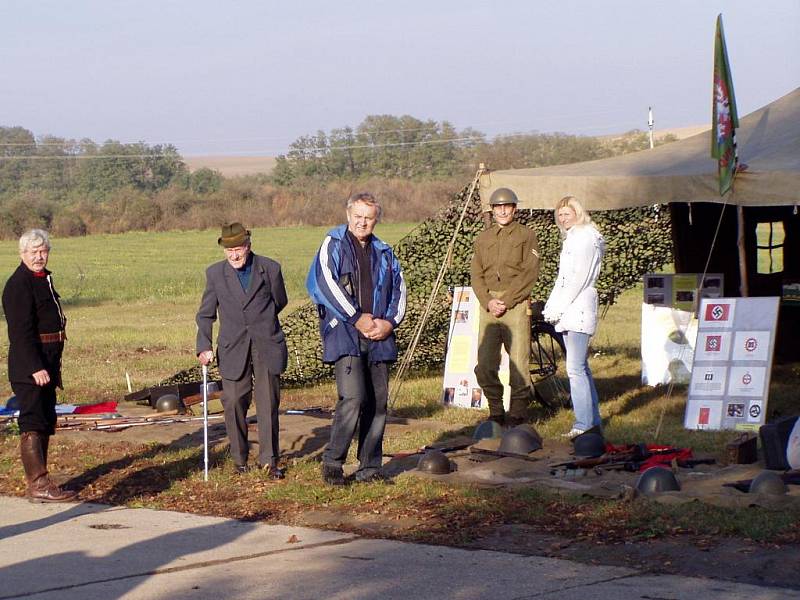 Desítky svíček hoří pravidekně na dušičky na vracovském hřbitově u pomníku padlých v obou světových válkách. Letos bude pomník na den Památky zesnulých v novém. Je opravený.