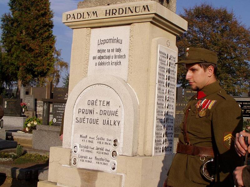 Desítky svíček hoří pravidekně na dušičky na vracovském hřbitově u pomníku padlých v obou světových válkách. Letos bude pomník na den Památky zesnulých v novém. Je opravený.