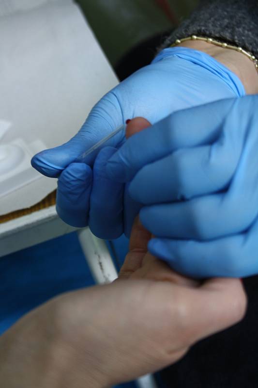 Do Hodonína ke světelné křižovatce dorazila mobilní testovací sanitka. Zájemci v ní mohli využít bezplatného testování na HIV infekci.
