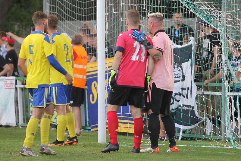 Fotbalisté Bzence (v zelených dresech) podlehli Baťovu 1:2.