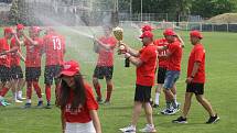 Hodonínští fotbalisté (v červenočerných dresech) oslavili po zápase s Velkou Bíteší postup do třetí ligy.