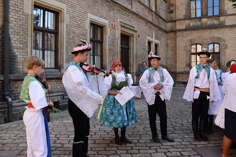 Uvedení Jana Graubnera do úřadu pražského arcibiskupa se účastnili i krojovaní a členové Orla ze Strážnice, kde arcibiskup vyrůstal.