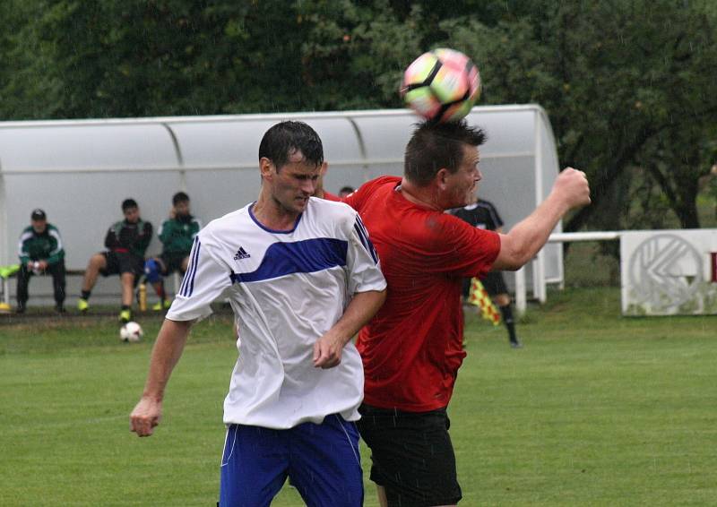 Fotbalisté Velké nad Veličkou (v červených dresech) porazili v derby Blatnici 1:0. Sobotní zápas v 77. minutě rozhodl domácí stoper Ondřej Spazier.