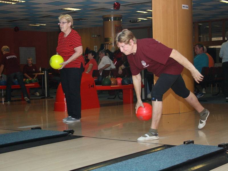 Bowlingový turnaj, který pořádalo hodonínské sdružení Svazu důchodců České republiky.