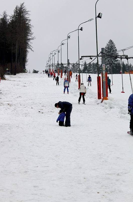 Sezona sjezdového lyžování odstartovala ve Skiaparku Filipov u Javorníka. Zahajovací víkend si nenechaly ujít stovky lidí.