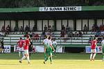 Fotbalisté třetiligového Uherského Brodu (červené dresy) v předkolo MOL Cupu zdolali divizní Bzenec 3:1.