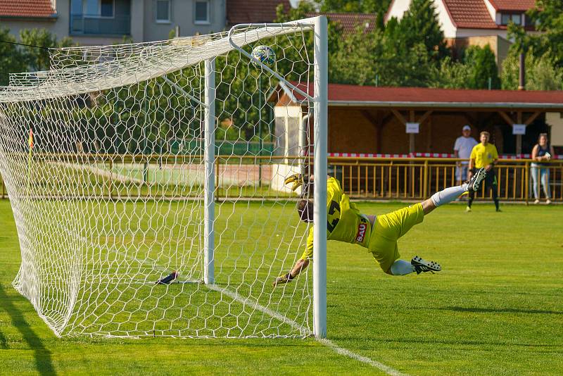 Fotbalisté rezervy Dubňan (v bílých dresech) si ve finále Okresního poháru poradili s Vlkoší.