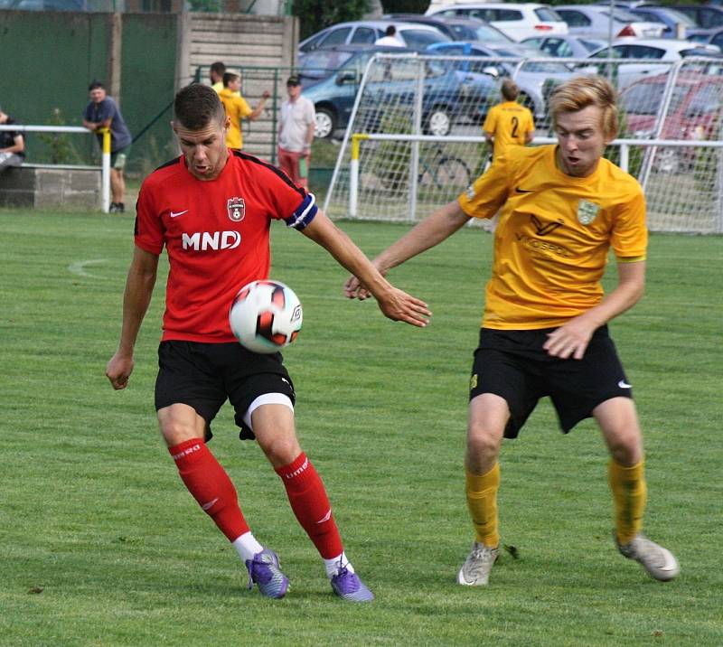 Fotbalisté třetiligového Hodonína (v červených dresech) si na úvod letní přípravy poradili se sousedními Mutěnice, které na hřišti v Lužicích přehráli jasně 6:0.