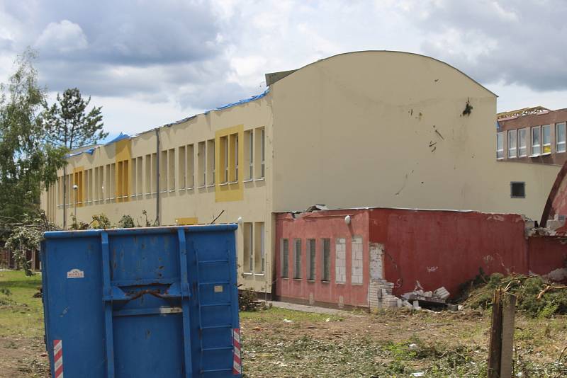 Následky tornáda a odklízení v Základní škole U Červených domků v Hodoníně.