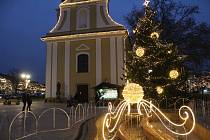 Vánoční osvětlení Masarykova náměstí a okolí v Hodoníně. Místa, kde se koná předvánoční jarmark.