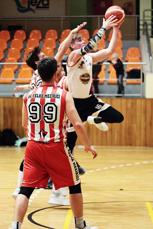 Basketbalisté z Hodonína první zápas proti Velkému Meziříčí vyhráli.