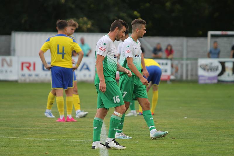 Fotbalisté Bzence (v zelených dresech) podlehli Baťovu 1:2.